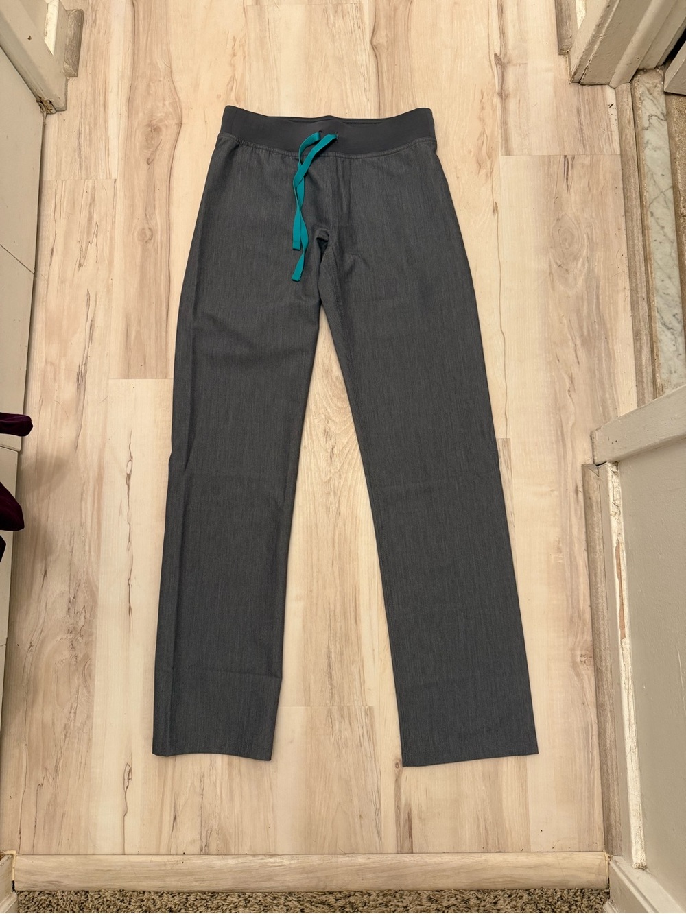 Women’s Gray Straight-Leg Scrub Pant with Teal Drawstring